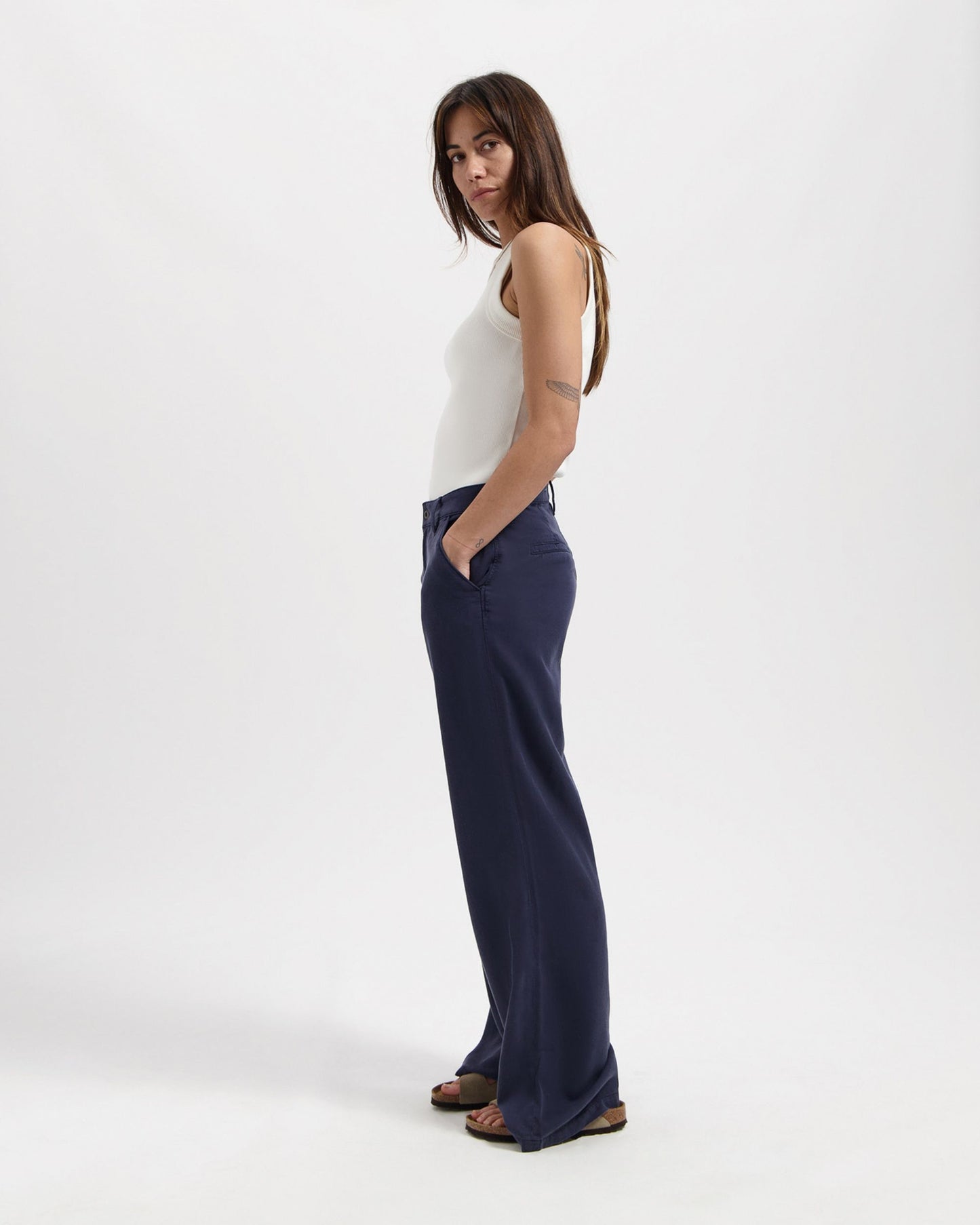Kuyichi Thalia Chino aus Lyocell und Bio-Baumwolle