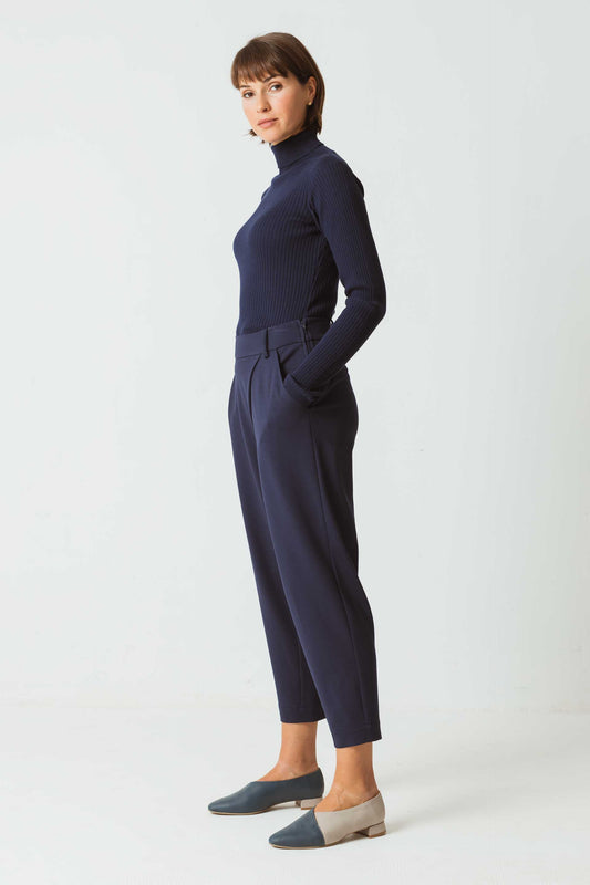 SKFK EZAMA Karottenhose aus bequemem Stretch-Tencel. Navy-Blau