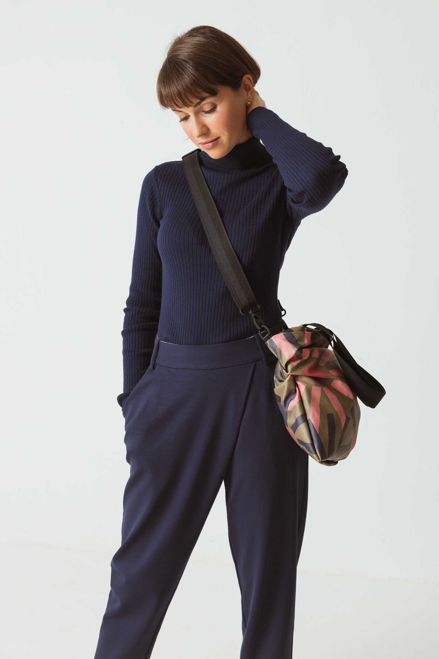 SKFK EZAMA Karottenhose aus bequemem Stretch-Tencel. Navy-Blau