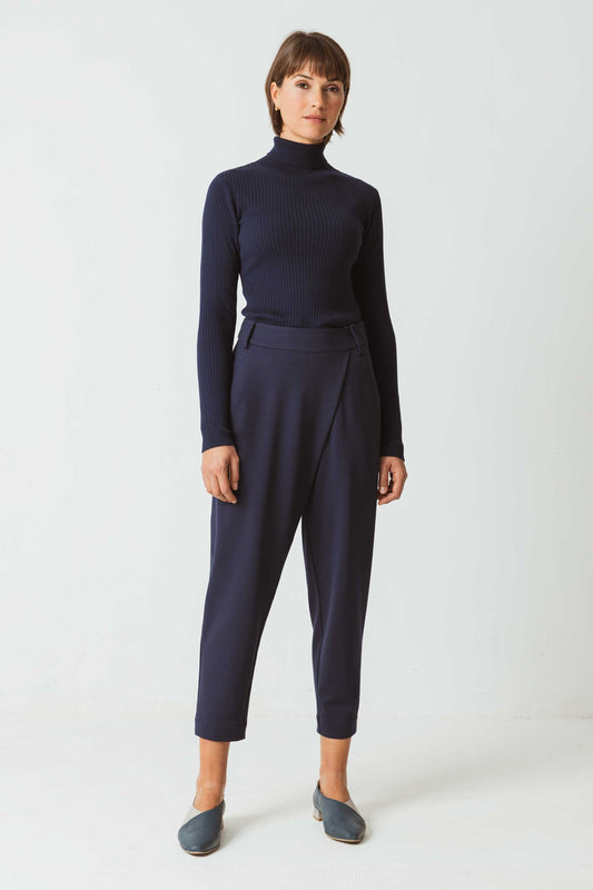 SKFK EZAMA Karottenhose aus bequemem Stretch-Tencel. Navy-Blau