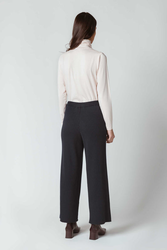 SKFK GAI Schlaghose aus Bio-Baumwollstrick mit elastischem Bund. Dunkelblau