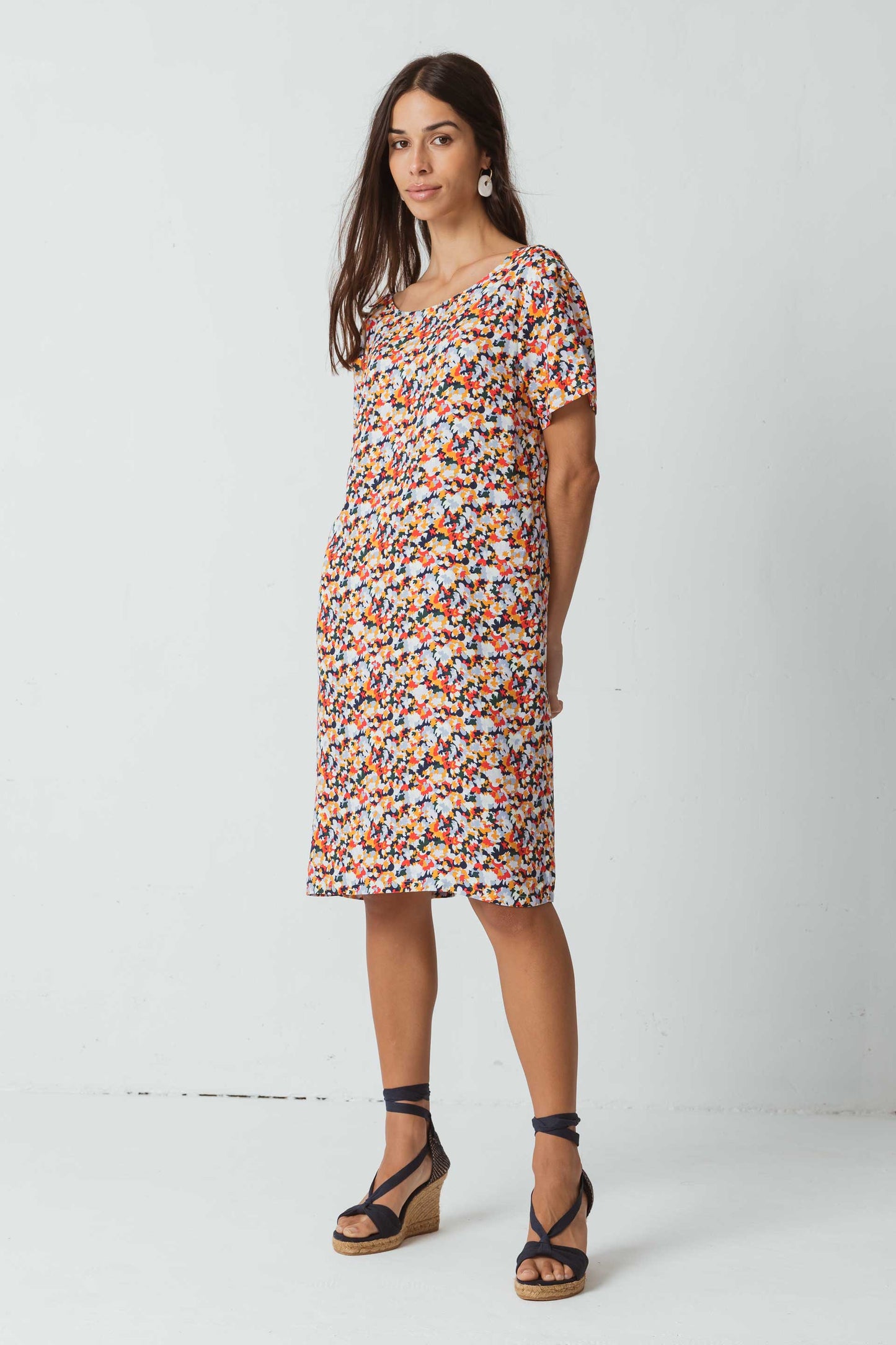 SKFK KAI DRESS Kleid mit V-Ausschnitt am Rücken und kurzen Ärmeln