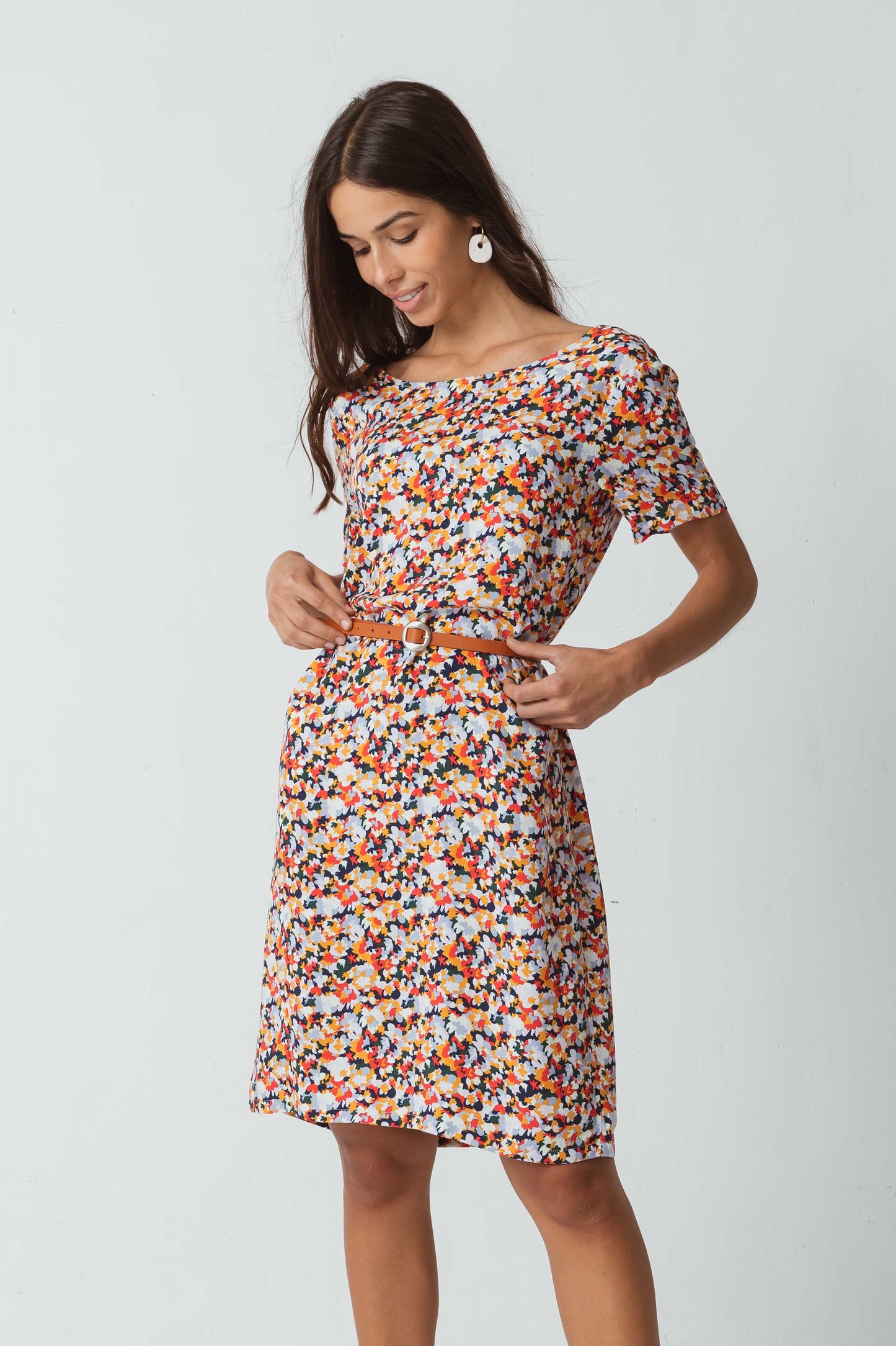 SKFK KAI DRESS Kleid mit V-Ausschnitt am Rücken und kurzen Ärmeln