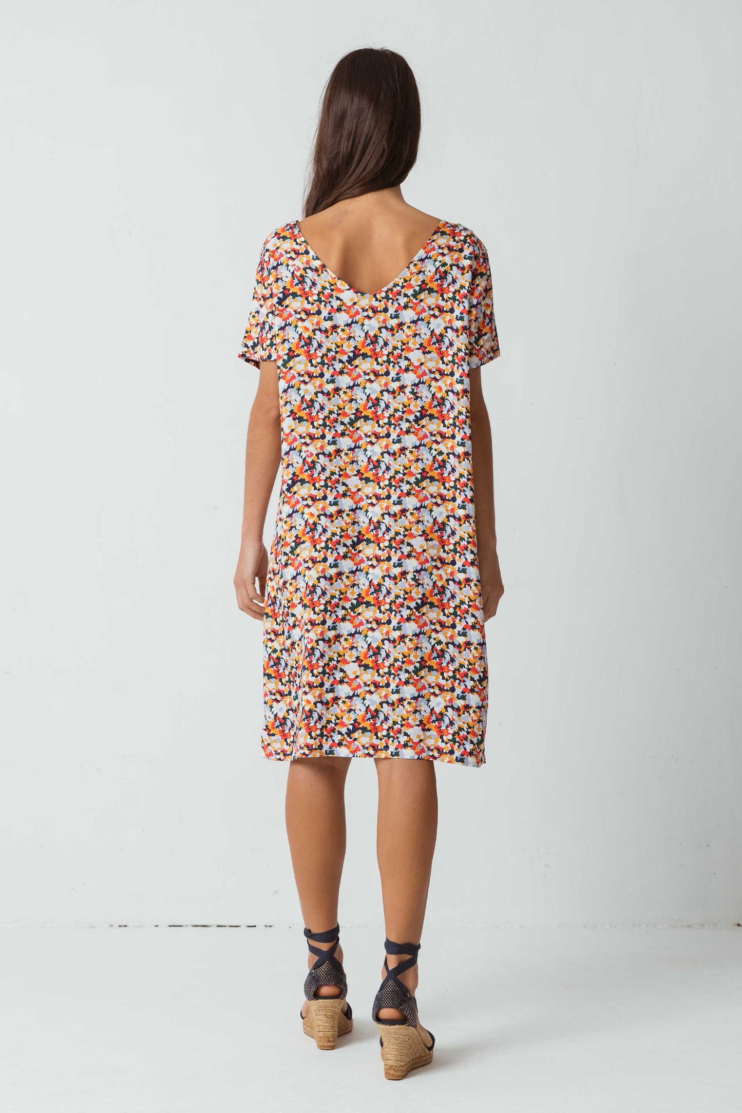 SKFK KAI DRESS Kleid mit V-Ausschnitt am Rücken und kurzen Ärmeln