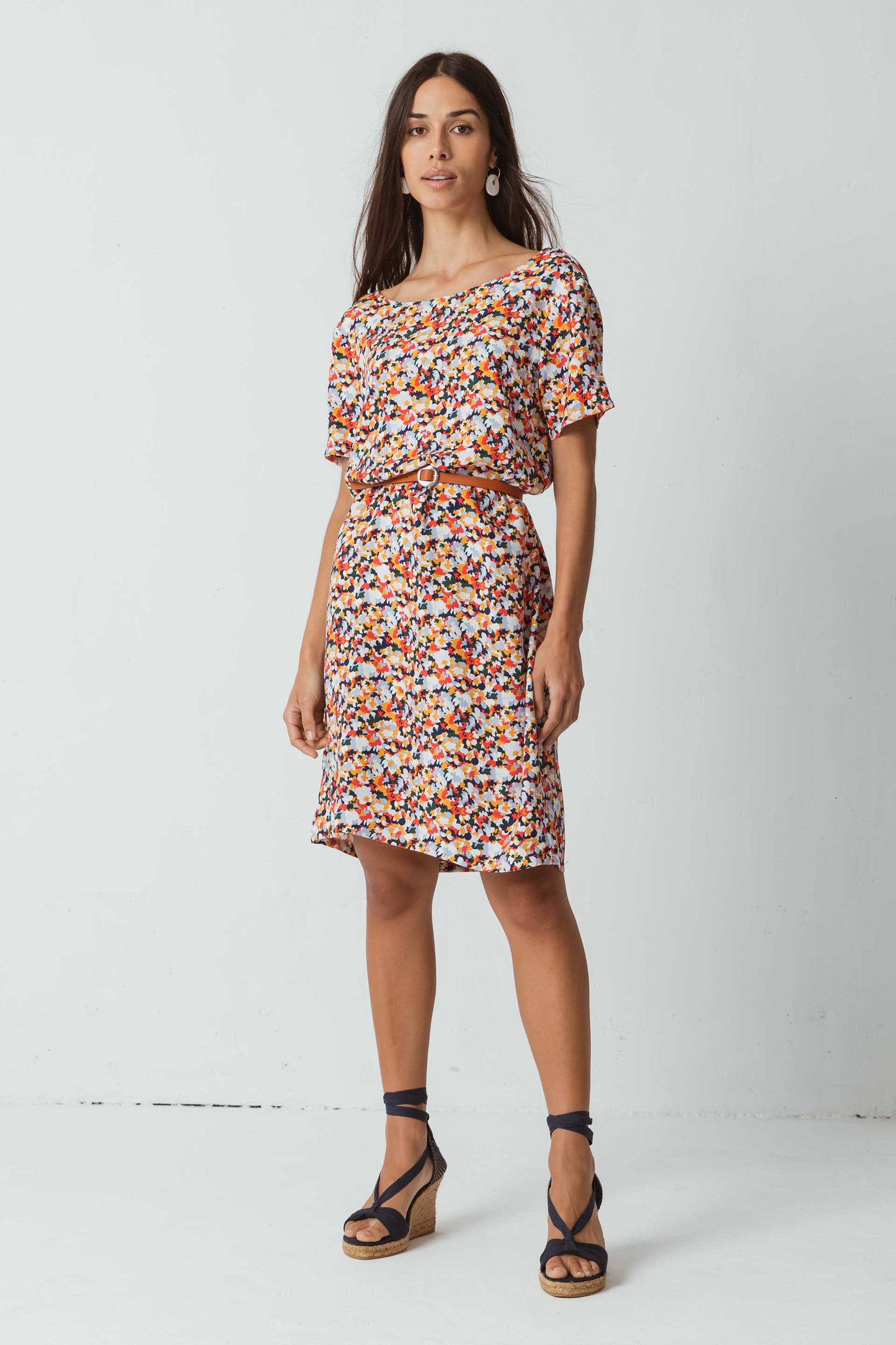 SKFK KAI DRESS Kleid mit V-Ausschnitt am Rücken und kurzen Ärmeln