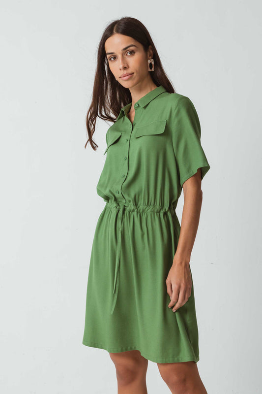 SKFK NEKAITZ Kleid mit Stehkragen, kurzen Ärmeln und Seitentaschen