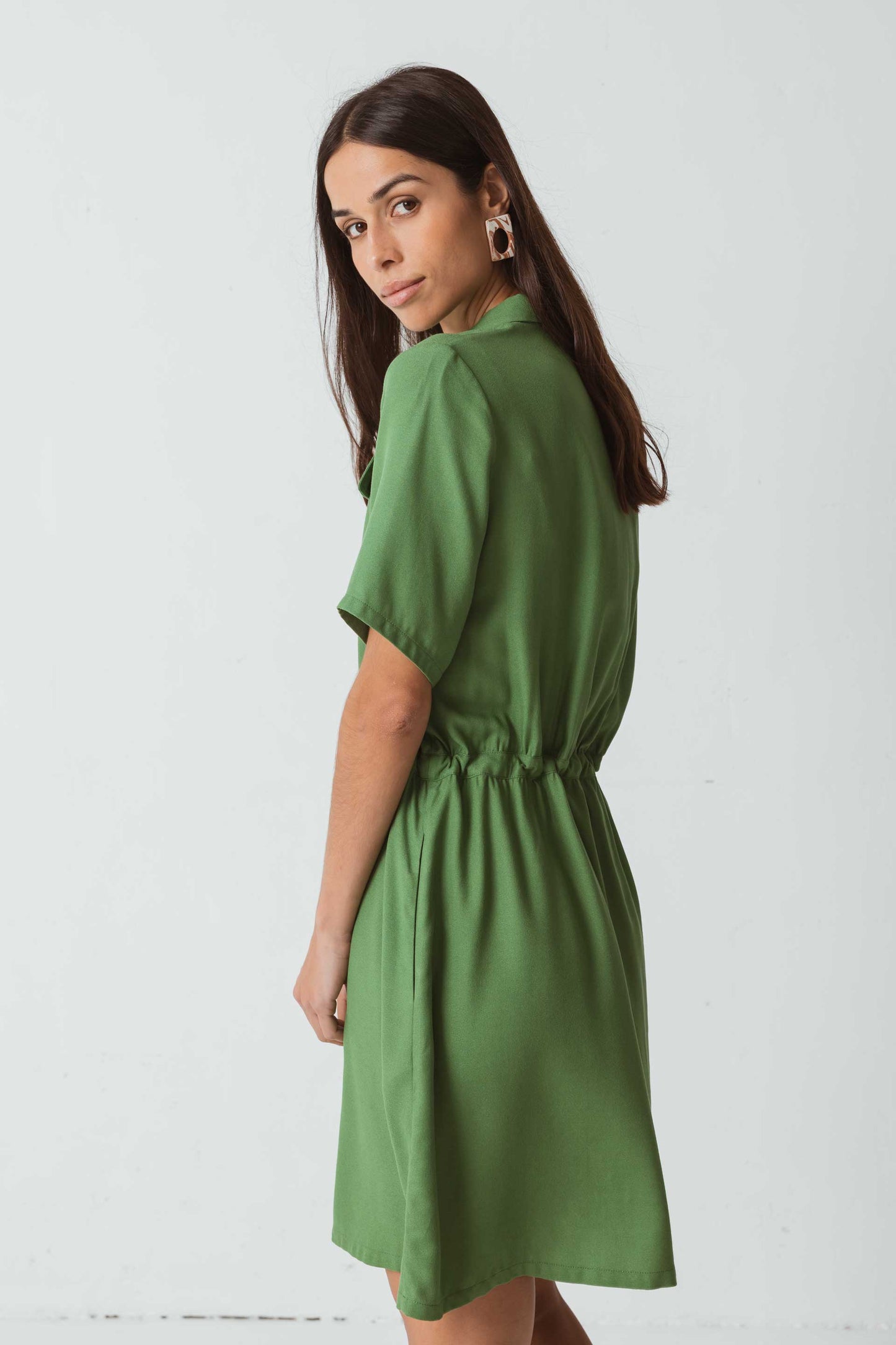 SKFK NEKAITZ Kleid mit Stehkragen, kurzen Ärmeln und Seitentaschen