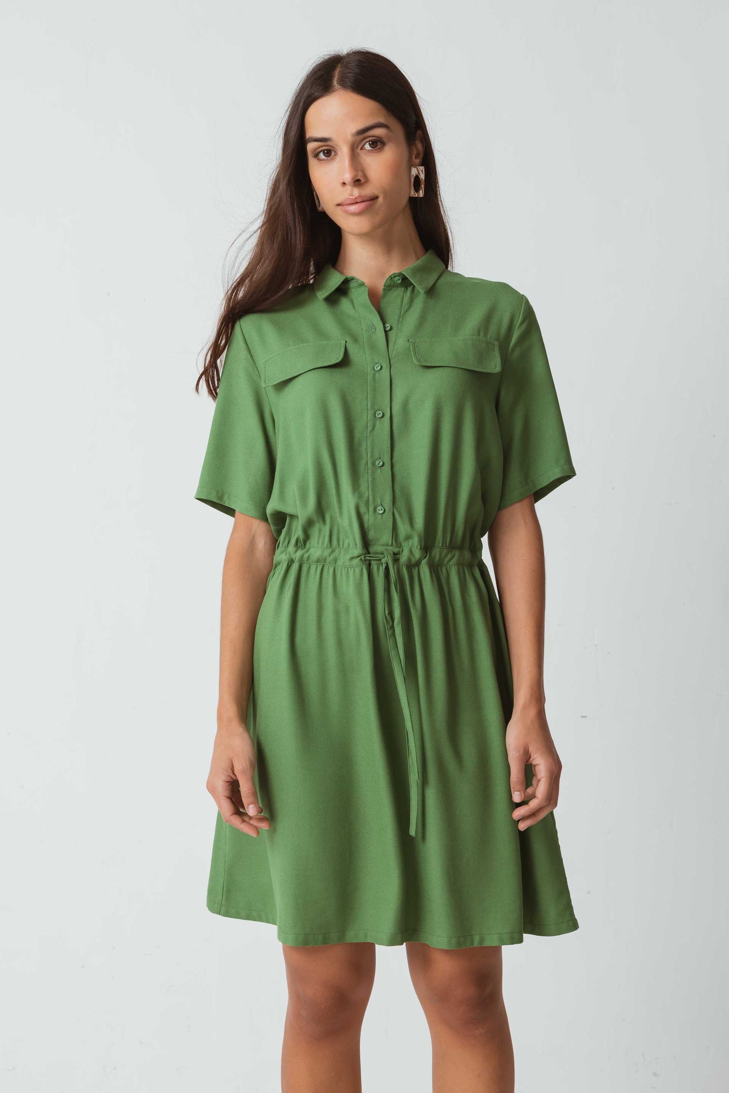 SKFK NEKAITZ Kleid mit Stehkragen, kurzen Ärmeln und Seitentaschen