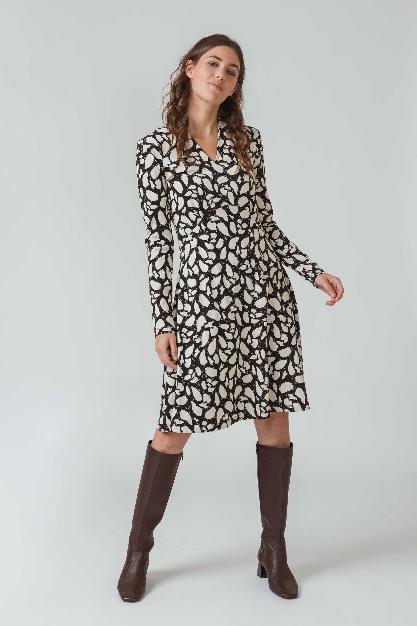 SKFK IBAIDER DRESS Kleid aus Stretch-Bio-Baumwolle mit V-Ausschnit