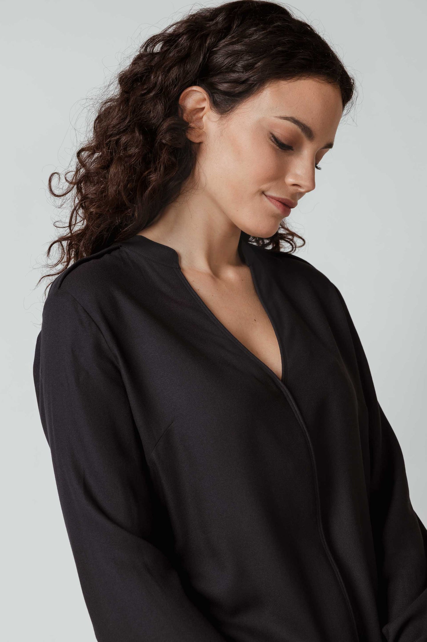 SKFK AZI Bluse in Schwarz mit femininen Tunesienkragen aus Viskose