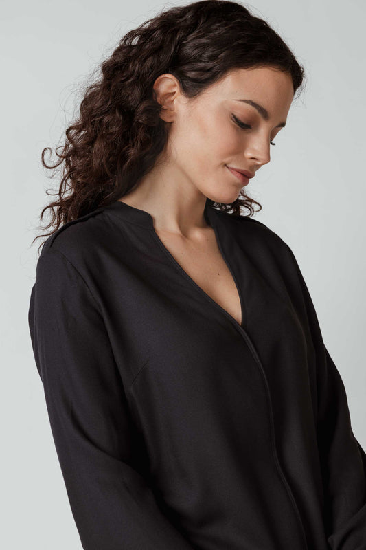 SKFK AZI Bluse in Schwarz mit femininen Tunesienkragen aus Modal