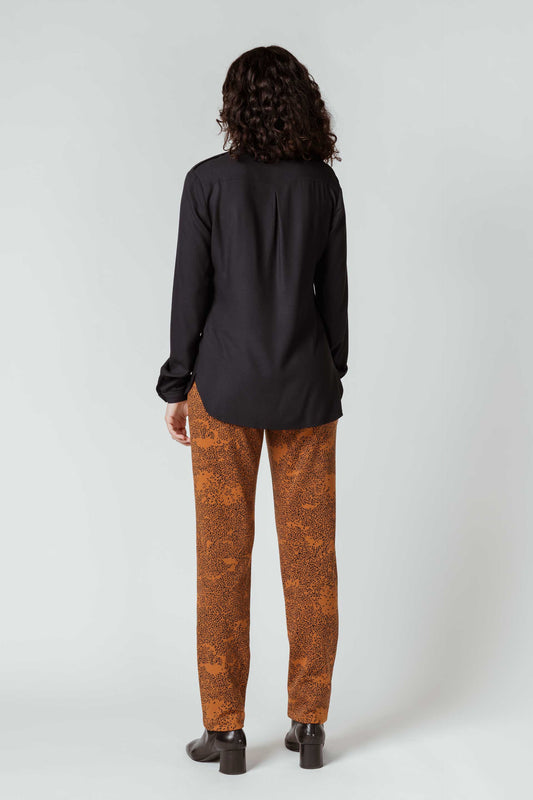 SKFK AZI Bluse in Schwarz mit femininen Tunesienkragen aus Modal