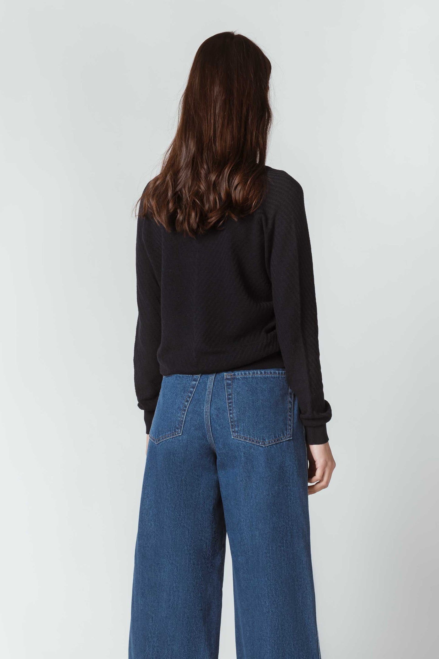 SKFK BETTI Leichte Strickjacke aus Bio-Baumwolle mit V-Ausschnitt und langen Ärmeln. Dunkelblau