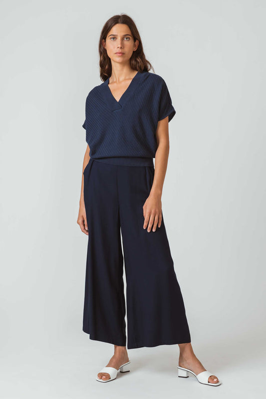 SKFK GARAZI Pullover mit V-Ausschnitt und kurzen Ärmeln. Marineblaue Bio-Baumwolle.