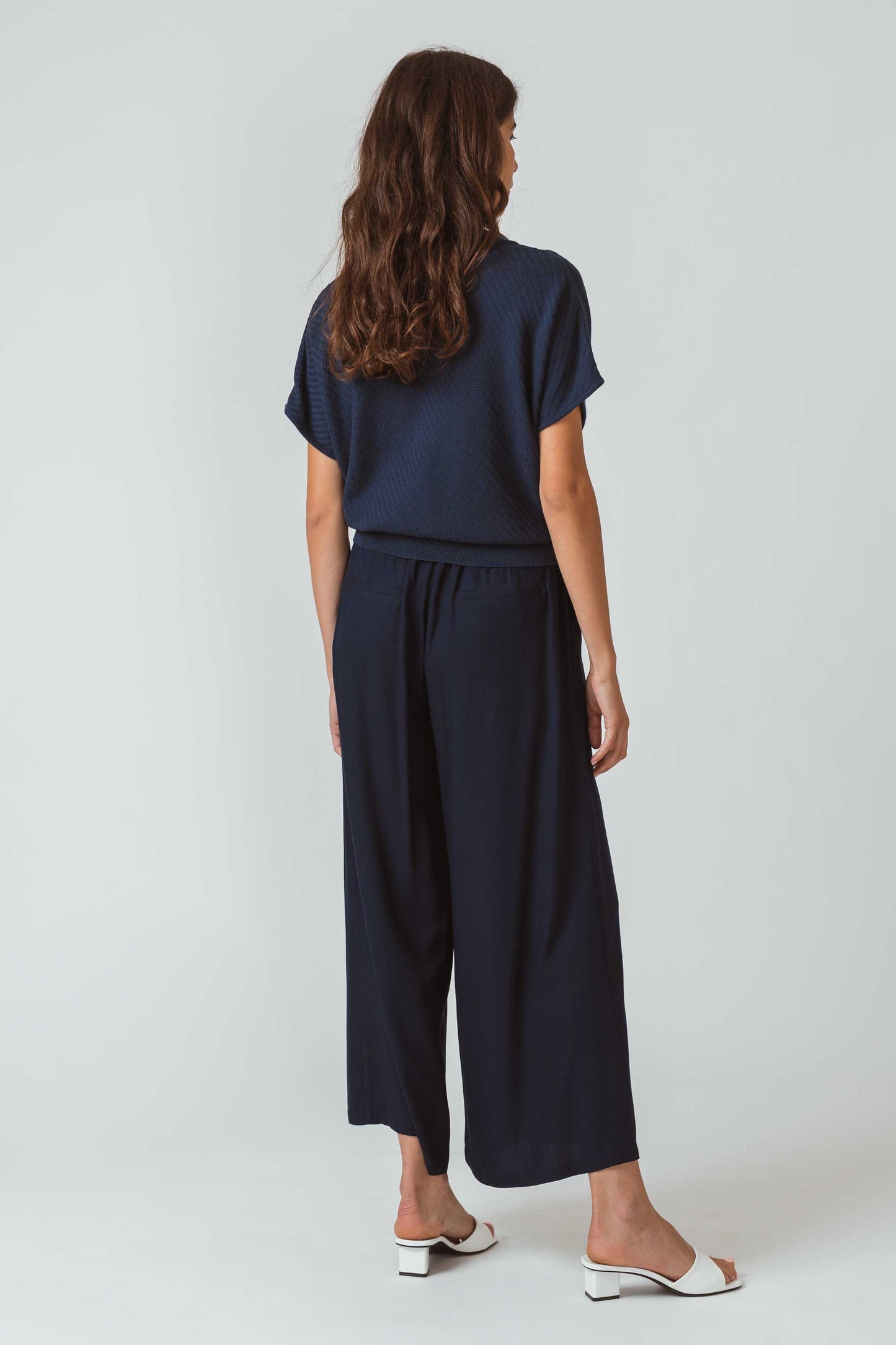 SKFK GARAZI Pullover mit V-Ausschnitt und kurzen Ärmeln. Marineblaue Bio-Baumwolle.