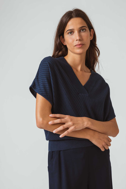 SKFK GARAZI Pullover mit V-Ausschnitt und kurzen Ärmeln. Marineblaue Bio-Baumwolle.