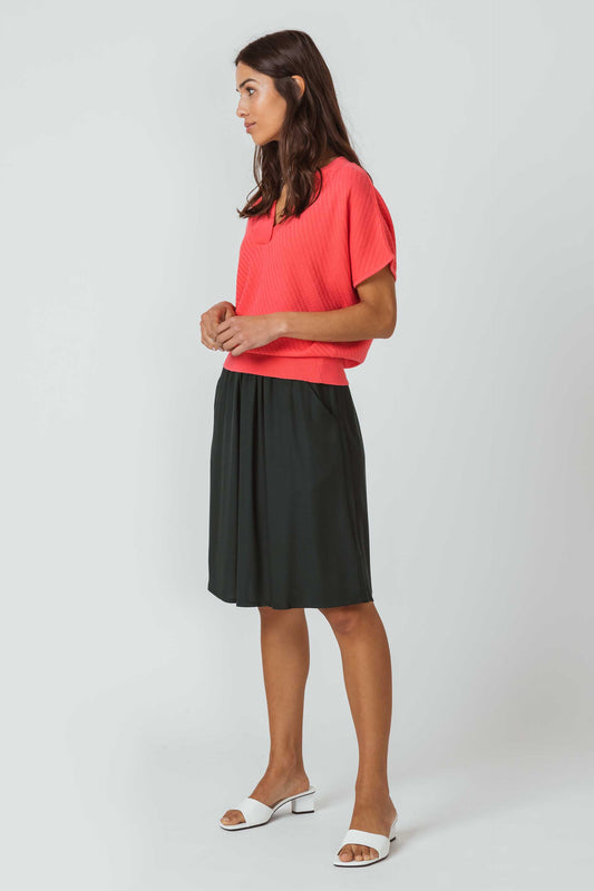 SKFK GARAZI Pullover mit V-Ausschnitt und kurzen Ärmeln. Wassermelone-Pink Bio-Baumwolle.