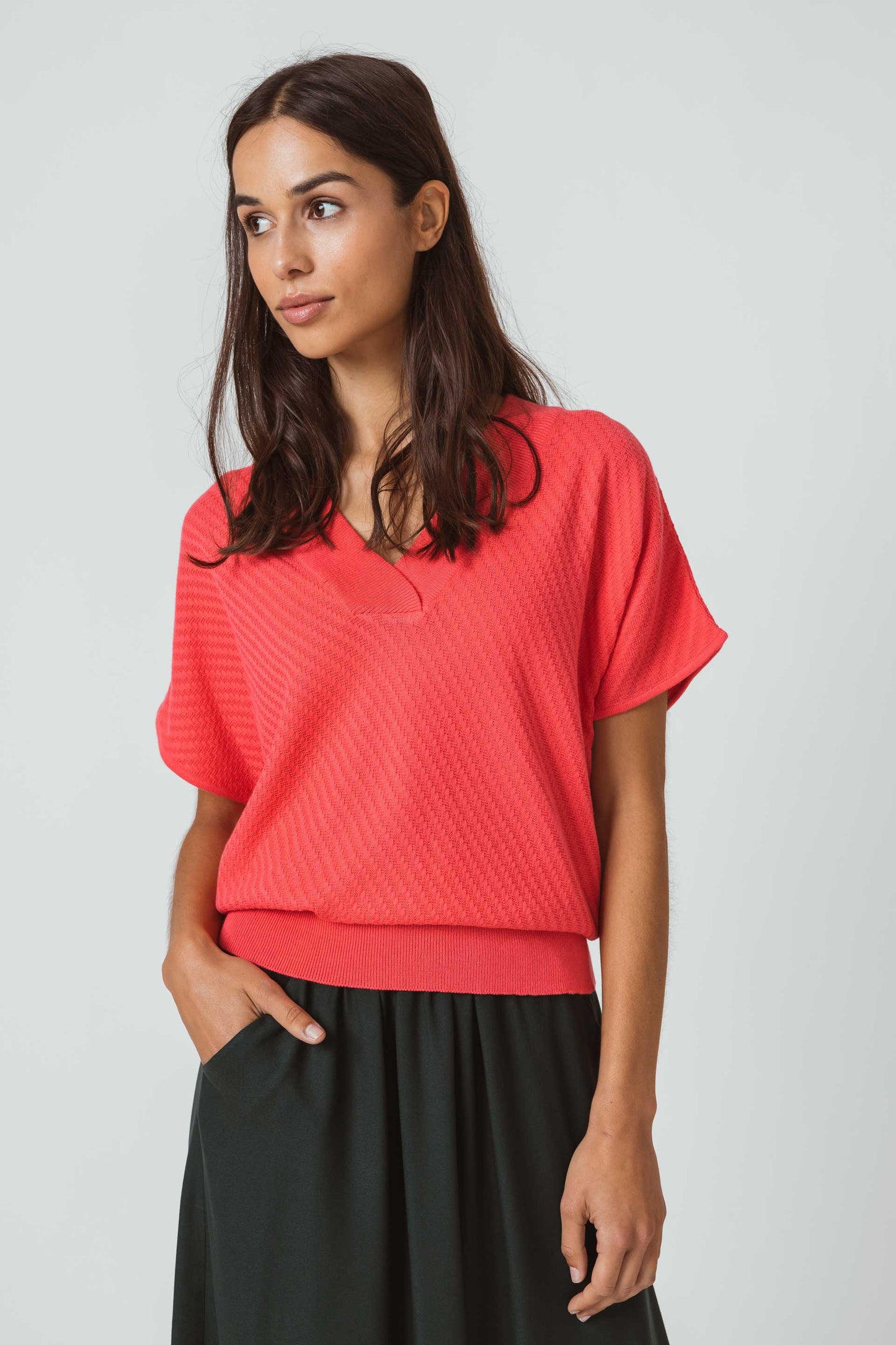 SKFK GARAZI Pullover mit V-Ausschnitt und kurzen Ärmeln. Wassermelone-Pink Bio-Baumwolle.