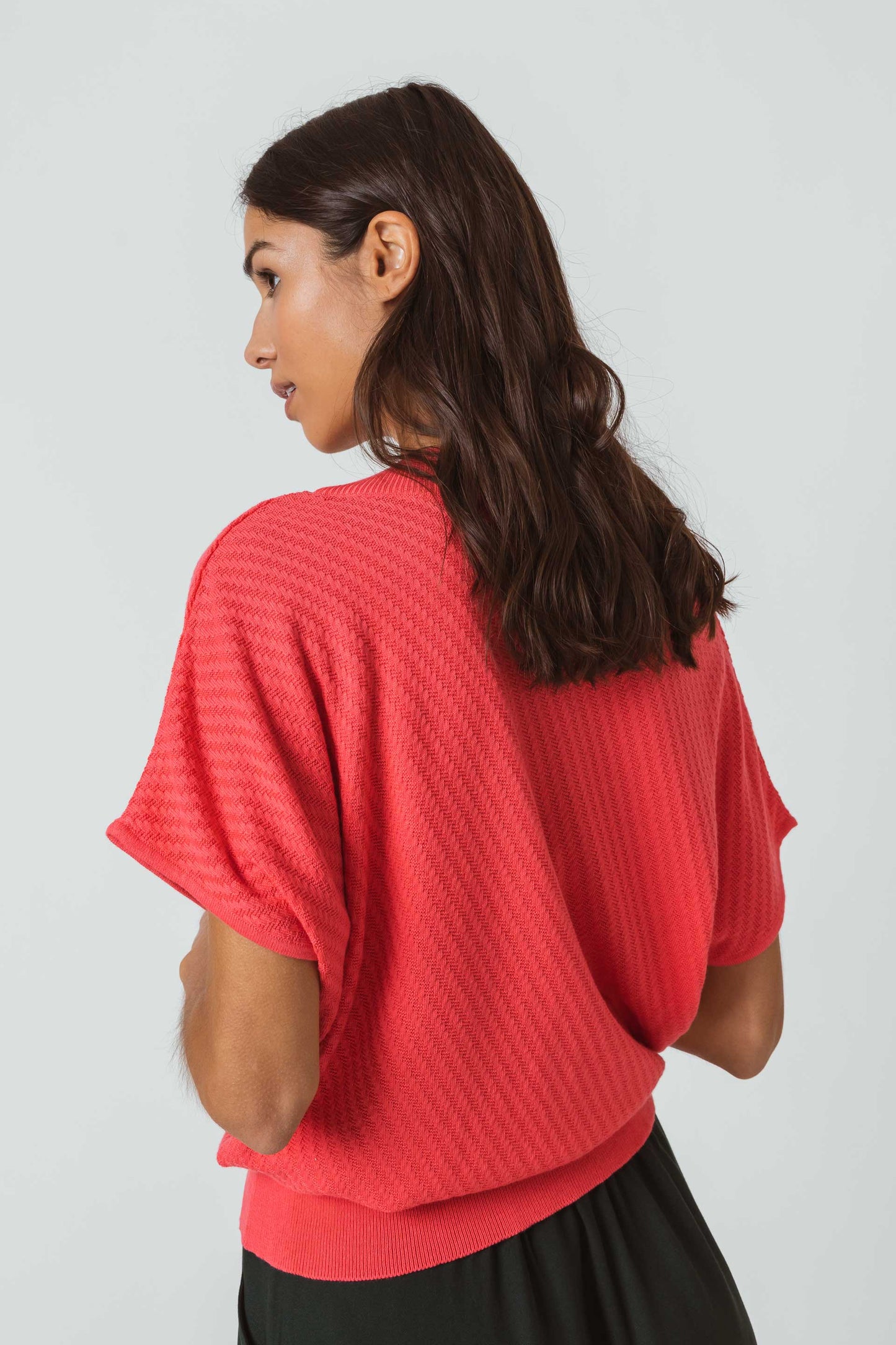 SKFK GARAZI Pullover mit V-Ausschnitt und kurzen Ärmeln. Wassermelone-Pink Bio-Baumwolle.