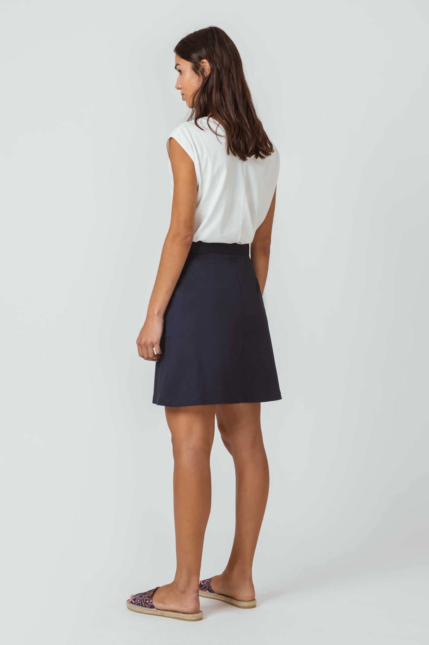 SKFK AMARITA Ärmelloses Oberteil mit V-Ausschnitt aus biologischer und recycelter Baumwolle (Women T-Shirt White)