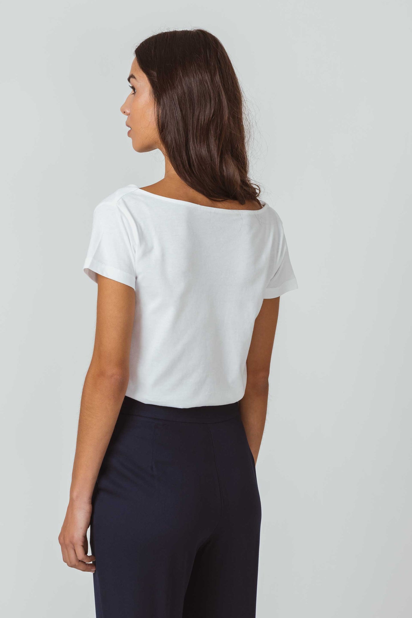 SKFK BAT Kurzärmeliges T-Shirt mit drapiertem Kragen aus Bio-Baumwolle, weiss