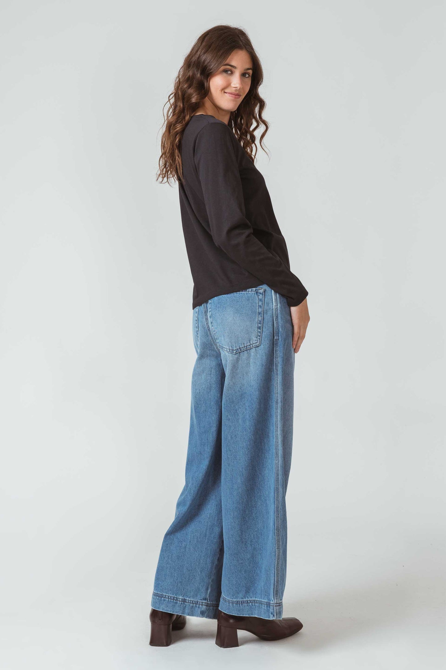 SKFK BOST Langärmeliges Basic-T-Shirt mit V-Ausschnitt GOTS