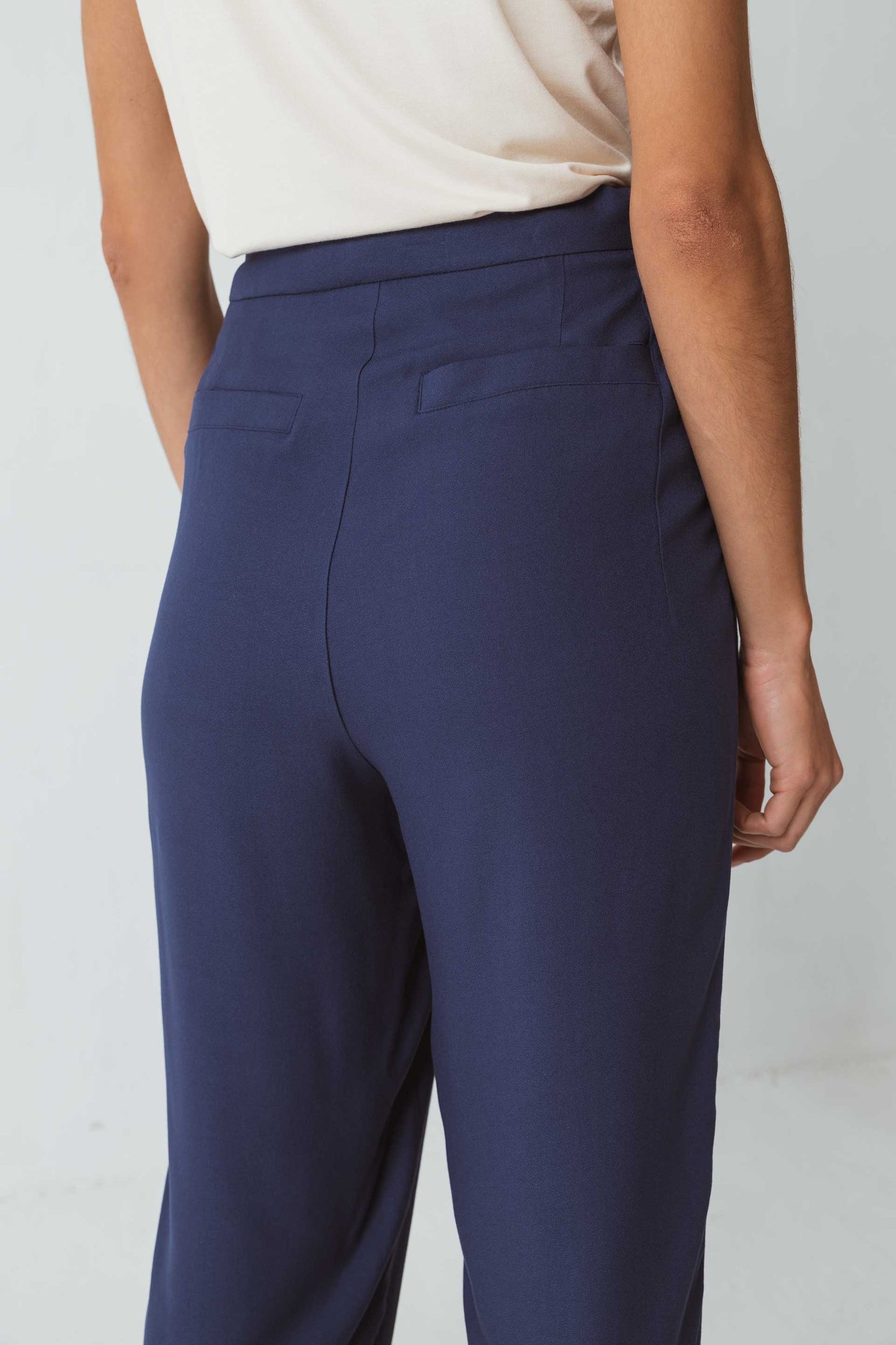 SKFK ALBIA Chino-Hose, Seitentaschen und fliessendes Kreppgewebe (Navy)