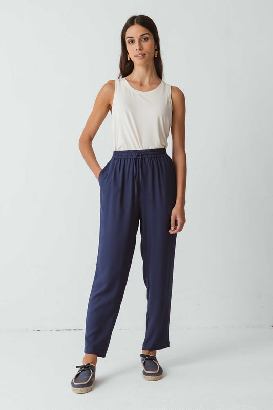 SKFK ALBIA Chino-Hose, Seitentaschen und fliessendes Kreppgewebe (Navy)