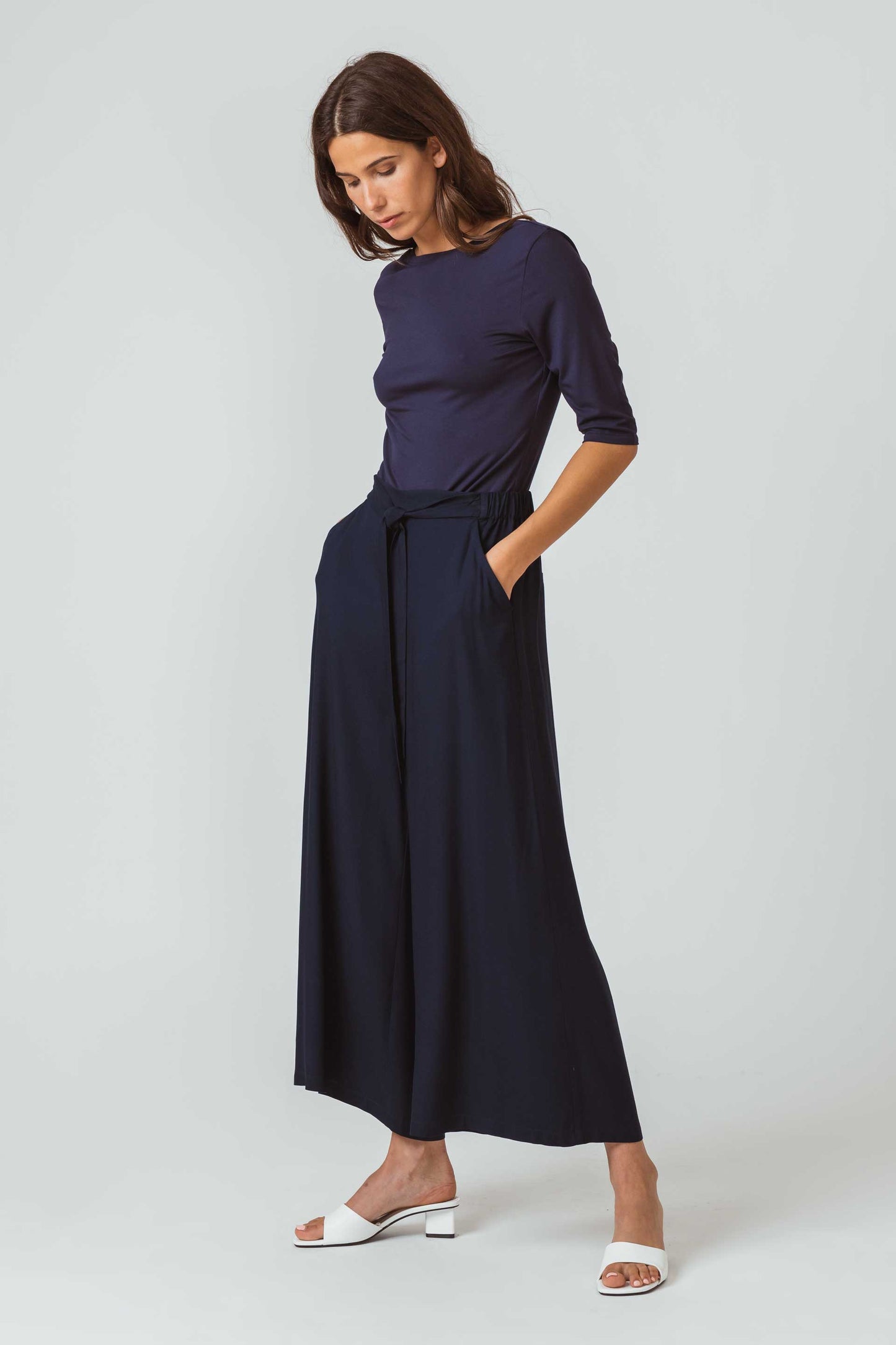 SKFK DONA Palazzohose mit bequemem Gummibund, Bindegürtel und Eingrifftaschen. Marineblau.