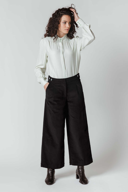 SKFK ILIA Dünne und dehnbare Cordhose aus Bio-Baumwolle. Anthrazit