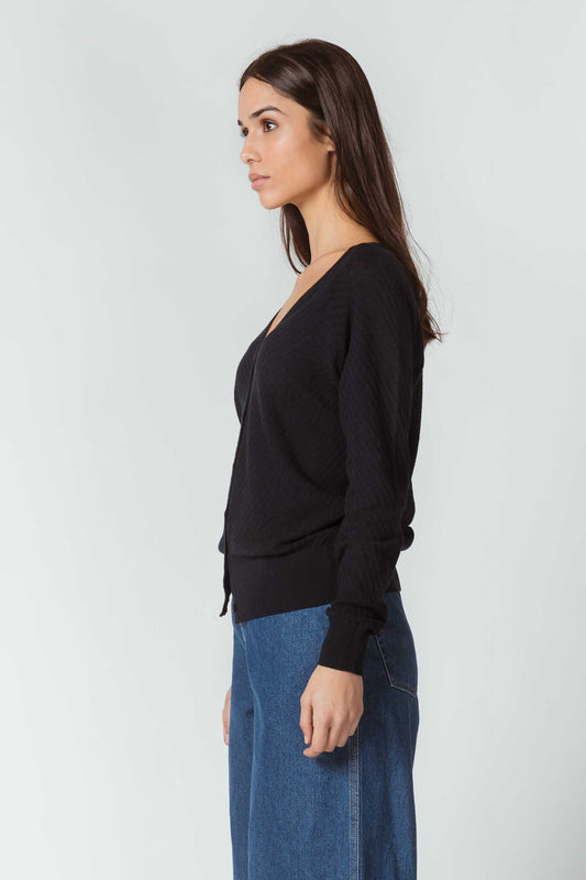 SKFK BETTI Leichte Strickjacke aus Bio-Baumwolle mit V-Ausschnitt und langen Ärmeln. Dunkelblau