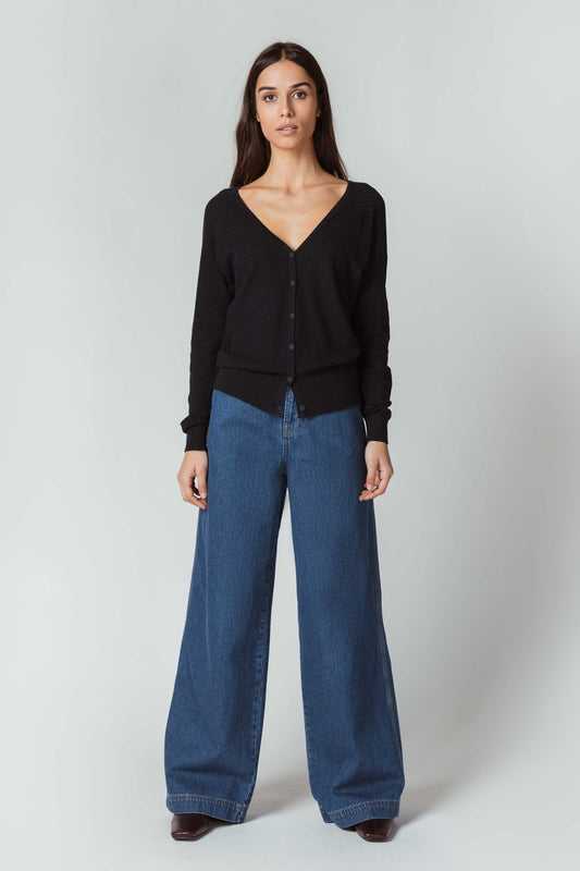 SKFK BETTI Leichte Strickjacke aus Bio-Baumwolle mit V-Ausschnitt und langen Ärmeln. Dunkelblau