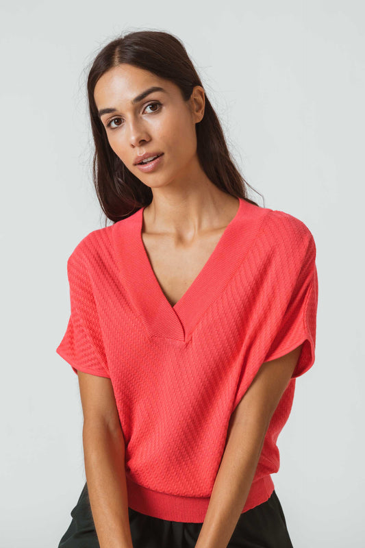 SKFK GARAZI Pullover mit V-Ausschnitt und kurzen Ärmeln. Wassermelone-Pink Bio-Baumwolle.