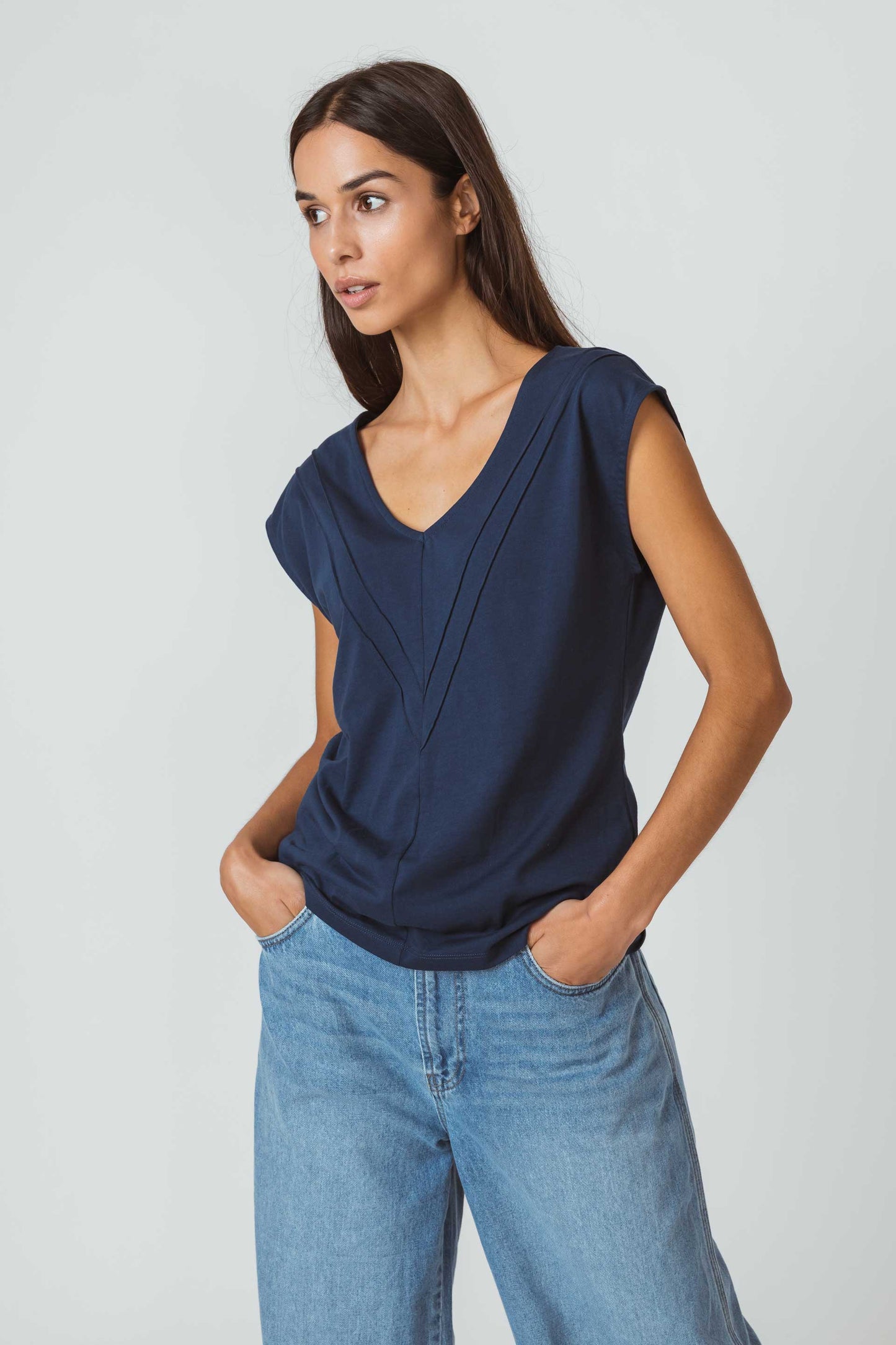 SKFK AMARITA Ärmelloses Oberteil mit V-Ausschnitt aus biologischer und recycelter Baumwolle (Women T-Shirt Navy)