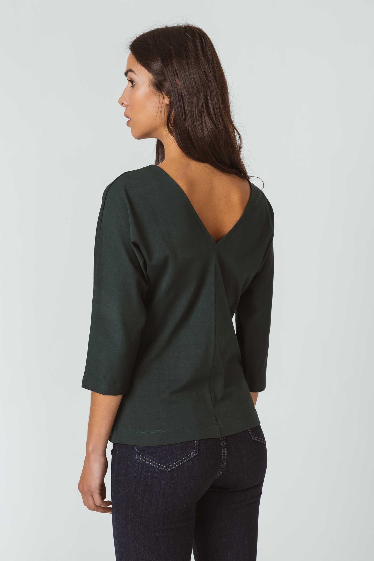 SKFK ARAZELI Kurzärmeliges Oberteil aus dehnbarer Bio-Baumwolle, mit V-Ausschnitt und schicken Knöpfen. Dunkelgrün. (Women T-Shirt Dark Green)