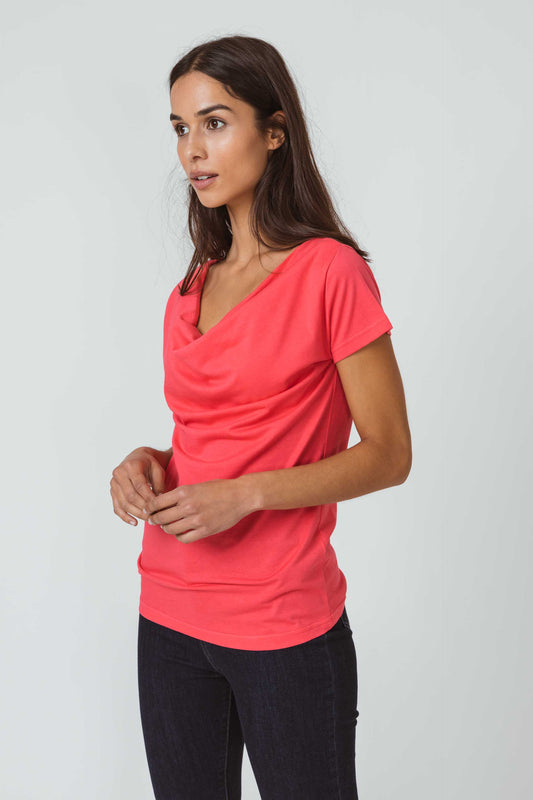 SKFK BAT Kurzärmeliges T-Shirt mit drapiertem Kragen aus Bio-Baumwolle, Wassermelonenrosa