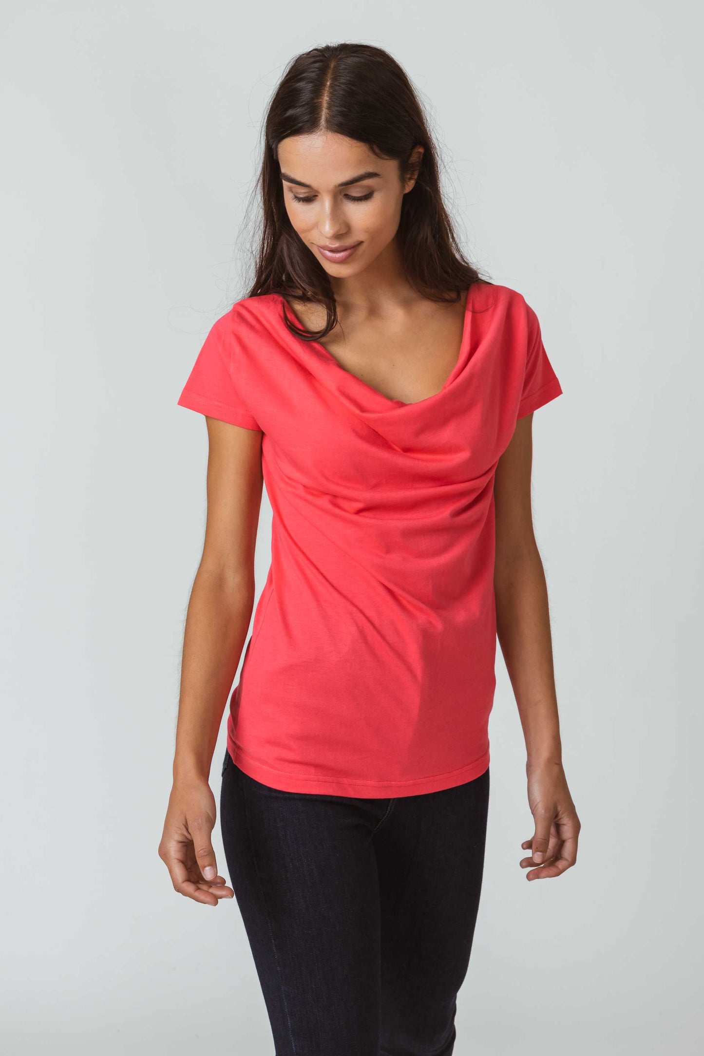 SKFK BAT Kurzärmeliges T-Shirt mit drapiertem Kragen aus Bio-Baumwolle, Wassermelonenrosa