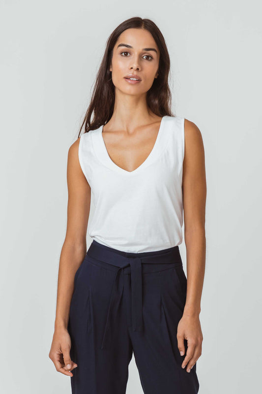SKFK HAMABOST ärmelloses T-Shirt mit eleganten V-Ausschnitt, GOTS-zertifizierter Bio-Baumwolle. Weiss