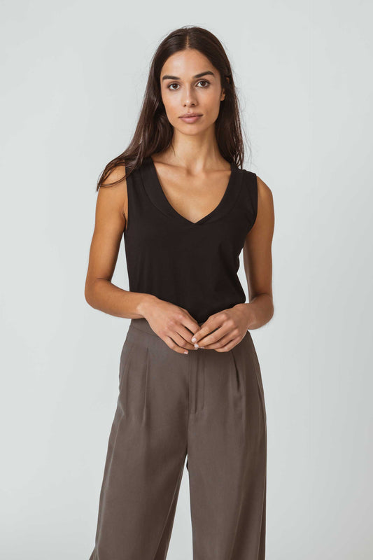 SKFK HAMABOST ärmelloses T-Shirt mit eleganten V-Ausschnitt, GOTS-zertifizierter Bio-Baumwolle. Schwarz