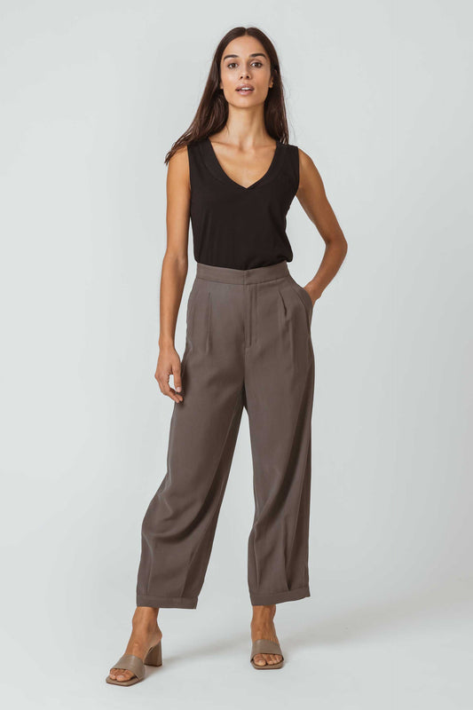 SKFK HAMABOST ärmelloses T-Shirt mit eleganten V-Ausschnitt, GOTS-zertifizierter Bio-Baumwolle. Schwarz